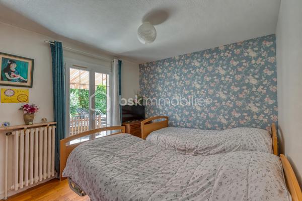 Une propriété rare au cœur d’Échirolles, offrant volumes, intimité et multiples possibilités.

Située dans un secteur central, cette maison de 1967 de plain-pied d’environ 179 m² habitables séduit par sa configuration particulièrement polyvalente : DEUX LOGEMENTS INDEPENDANTS mais COMMUNIQUANTS, un VASTE SOUS-SOL et un JARDIN clos et arboré avec PISCINE.

Le premier logement propose un double salon - salle à manger, une cuisine indépendante, une chambre et une salle d’eau avec WC.
Le second offre de beaux volumes avec cuisine indépendante, cellier, double salon, trois chambres dont DEUX SUITES PARENTALES, une salle d’eau supplémentaire avec WC et une grande VERANDA isolée, ouverte sur le jardin et la piscine.

Les deux parties peuvent être conservées indépendantes ou réunies pour créer une grande maison familiale. Cet aménagement permet d'envisager un logement pour un investissement locatif, la famille ou une activité professionnelle proche tout en ayant une entrée indépendante de son domicile

Un EXTERIEUR QUI FAIT OUBLIER LA VILLE: C’est l’un des véritables atouts de cette propriété : deux accès indépendants et stationnements, un jardin confidentiel, clos et arboré, qui offre une agréable sensation d’intimité malgré la situation centrale. Vous profiterez d'une PISCINE SEMI-ENTERREE CHAUFFEE, ainsi que d'un CARPORT, d'un ABRI BOIS et d'un PUITS pour le jardin.

Le SOUS-SOL d'environ 170 m², dont une partie aménagée, offre un espace exceptionnel pour le stockage, les loisirs, un atelier ou tout autre projet.

Les +: 2 logements indépendants et communicants;  sous-sol d'environ 170 m². piscine chauffée; jardin clos et arboré, sans vis-à-vis marqué; carport, abri bois et puits.

Une maison atypique et évolutive, idéale pour une famille, un projet multigénérationnel ou un investissement.
À découvrir sans tarder, d'autres surprises vous y attendent!