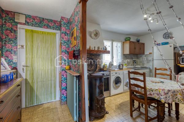 Une propriété rare au cœur d’Échirolles, offrant volumes, intimité et multiples possibilités.

Située dans un secteur central, cette maison de 1967 de plain-pied d’environ 179 m² habitables séduit par sa configuration particulièrement polyvalente : DEUX LOGEMENTS INDEPENDANTS mais COMMUNIQUANTS, un VASTE SOUS-SOL et un JARDIN clos et arboré avec PISCINE.

Le premier logement propose un double salon - salle à manger, une cuisine indépendante, une chambre et une salle d’eau avec WC.
Le second offre de beaux volumes avec cuisine indépendante, cellier, double salon, trois chambres dont DEUX SUITES PARENTALES, une salle d’eau supplémentaire avec WC et une grande VERANDA isolée, ouverte sur le jardin et la piscine.

Les deux parties peuvent être conservées indépendantes ou réunies pour créer une grande maison familiale. Cet aménagement permet d'envisager un logement pour un investissement locatif, la famille ou une activité professionnelle proche tout en ayant une entrée indépendante de son domicile

Un EXTERIEUR QUI FAIT OUBLIER LA VILLE: C’est l’un des véritables atouts de cette propriété : deux accès indépendants et stationnements, un jardin confidentiel, clos et arboré, qui offre une agréable sensation d’intimité malgré la situation centrale. Vous profiterez d'une PISCINE SEMI-ENTERREE CHAUFFEE, ainsi que d'un CARPORT, d'un ABRI BOIS et d'un PUITS pour le jardin.

Le SOUS-SOL d'environ 170 m², dont une partie aménagée, offre un espace exceptionnel pour le stockage, les loisirs, un atelier ou tout autre projet.

Les +: 2 logements indépendants et communicants;  sous-sol d'environ 170 m². piscine chauffée; jardin clos et arboré, sans vis-à-vis marqué; carport, abri bois et puits.

Une maison atypique et évolutive, idéale pour une famille, un projet multigénérationnel ou un investissement.
À découvrir sans tarder, d'autres surprises vous y attendent!