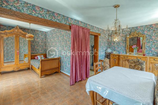 Une propriété rare au cœur d’Échirolles, offrant volumes, intimité et multiples possibilités.

Située dans un secteur central, cette maison de 1967 de plain-pied d’environ 179 m² habitables séduit par sa configuration particulièrement polyvalente : DEUX LOGEMENTS INDEPENDANTS mais COMMUNIQUANTS, un VASTE SOUS-SOL et un JARDIN clos et arboré avec PISCINE.

Le premier logement propose un double salon - salle à manger, une cuisine indépendante, une chambre et une salle d’eau avec WC.
Le second offre de beaux volumes avec cuisine indépendante, cellier, double salon, trois chambres dont DEUX SUITES PARENTALES, une salle d’eau supplémentaire avec WC et une grande VERANDA isolée, ouverte sur le jardin et la piscine.

Les deux parties peuvent être conservées indépendantes ou réunies pour créer une grande maison familiale. Cet aménagement permet d'envisager un logement pour un investissement locatif, la famille ou une activité professionnelle proche tout en ayant une entrée indépendante de son domicile

Un EXTERIEUR QUI FAIT OUBLIER LA VILLE: C’est l’un des véritables atouts de cette propriété : deux accès indépendants et stationnements, un jardin confidentiel, clos et arboré, qui offre une agréable sensation d’intimité malgré la situation centrale. Vous profiterez d'une PISCINE SEMI-ENTERREE CHAUFFEE, ainsi que d'un CARPORT, d'un ABRI BOIS et d'un PUITS pour le jardin.

Le SOUS-SOL d'environ 170 m², dont une partie aménagée, offre un espace exceptionnel pour le stockage, les loisirs, un atelier ou tout autre projet.

Les +: 2 logements indépendants et communicants;  sous-sol d'environ 170 m². piscine chauffée; jardin clos et arboré, sans vis-à-vis marqué; carport, abri bois et puits.

Une maison atypique et évolutive, idéale pour une famille, un projet multigénérationnel ou un investissement.
À découvrir sans tarder, d'autres surprises vous y attendent!