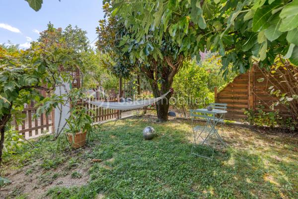 Une propriété rare au cœur d’Échirolles, offrant volumes, intimité et multiples possibilités.

Située dans un secteur central, cette maison de 1967 de plain-pied d’environ 179 m² habitables séduit par sa configuration particulièrement polyvalente : DEUX LOGEMENTS INDEPENDANTS mais COMMUNIQUANTS, un VASTE SOUS-SOL et un JARDIN clos et arboré avec PISCINE.

Le premier logement propose un double salon - salle à manger, une cuisine indépendante, une chambre et une salle d’eau avec WC.
Le second offre de beaux volumes avec cuisine indépendante, cellier, double salon, trois chambres dont DEUX SUITES PARENTALES, une salle d’eau supplémentaire avec WC et une grande VERANDA isolée, ouverte sur le jardin et la piscine.

Les deux parties peuvent être conservées indépendantes ou réunies pour créer une grande maison familiale. Cet aménagement permet d'envisager un logement pour un investissement locatif, la famille ou une activité professionnelle proche tout en ayant une entrée indépendante de son domicile

Un EXTERIEUR QUI FAIT OUBLIER LA VILLE: C’est l’un des véritables atouts de cette propriété : deux accès indépendants et stationnements, un jardin confidentiel, clos et arboré, qui offre une agréable sensation d’intimité malgré la situation centrale. Vous profiterez d'une PISCINE SEMI-ENTERREE CHAUFFEE, ainsi que d'un CARPORT, d'un ABRI BOIS et d'un PUITS pour le jardin.

Le SOUS-SOL d'environ 170 m², dont une partie aménagée, offre un espace exceptionnel pour le stockage, les loisirs, un atelier ou tout autre projet.

Les +: 2 logements indépendants et communicants;  sous-sol d'environ 170 m². piscine chauffée; jardin clos et arboré, sans vis-à-vis marqué; carport, abri bois et puits.

Une maison atypique et évolutive, idéale pour une famille, un projet multigénérationnel ou un investissement.
À découvrir sans tarder, d'autres surprises vous y attendent!