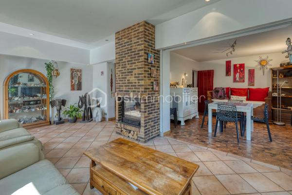 Une propriété rare au cœur d’Échirolles, offrant volumes, intimité et multiples possibilités.

Située dans un secteur central, cette maison de 1967 de plain-pied d’environ 179 m² habitables séduit par sa configuration particulièrement polyvalente : DEUX LOGEMENTS INDEPENDANTS mais COMMUNIQUANTS, un VASTE SOUS-SOL et un JARDIN clos et arboré avec PISCINE.

Le premier logement propose un double salon - salle à manger, une cuisine indépendante, une chambre et une salle d’eau avec WC.
Le second offre de beaux volumes avec cuisine indépendante, cellier, double salon, trois chambres dont DEUX SUITES PARENTALES, une salle d’eau supplémentaire avec WC et une grande VERANDA isolée, ouverte sur le jardin et la piscine.

Les deux parties peuvent être conservées indépendantes ou réunies pour créer une grande maison familiale. Cet aménagement permet d'envisager un logement pour un investissement locatif, la famille ou une activité professionnelle proche tout en ayant une entrée indépendante de son domicile

Un EXTERIEUR QUI FAIT OUBLIER LA VILLE: C’est l’un des véritables atouts de cette propriété : deux accès indépendants et stationnements, un jardin confidentiel, clos et arboré, qui offre une agréable sensation d’intimité malgré la situation centrale. Vous profiterez d'une PISCINE SEMI-ENTERREE CHAUFFEE, ainsi que d'un CARPORT, d'un ABRI BOIS et d'un PUITS pour le jardin.

Le SOUS-SOL d'environ 170 m², dont une partie aménagée, offre un espace exceptionnel pour le stockage, les loisirs, un atelier ou tout autre projet.

Les +: 2 logements indépendants et communicants;  sous-sol d'environ 170 m². piscine chauffée; jardin clos et arboré, sans vis-à-vis marqué; carport, abri bois et puits.

Une maison atypique et évolutive, idéale pour une famille, un projet multigénérationnel ou un investissement.
À découvrir sans tarder, d'autres surprises vous y attendent!