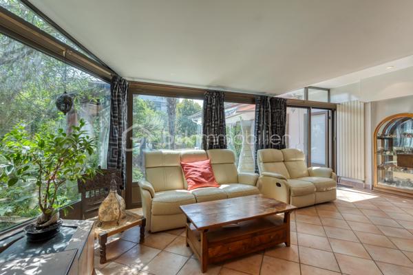 Une propriété rare au cœur d’Échirolles, offrant volumes, intimité et multiples possibilités.

Située dans un secteur central, cette maison de 1967 de plain-pied d’environ 179 m² habitables séduit par sa configuration particulièrement polyvalente : DEUX LOGEMENTS INDEPENDANTS mais COMMUNIQUANTS, un VASTE SOUS-SOL et un JARDIN clos et arboré avec PISCINE.

Le premier logement propose un double salon - salle à manger, une cuisine indépendante, une chambre et une salle d’eau avec WC.
Le second offre de beaux volumes avec cuisine indépendante, cellier, double salon, trois chambres dont DEUX SUITES PARENTALES, une salle d’eau supplémentaire avec WC et une grande VERANDA isolée, ouverte sur le jardin et la piscine.

Les deux parties peuvent être conservées indépendantes ou réunies pour créer une grande maison familiale. Cet aménagement permet d'envisager un logement pour un investissement locatif, la famille ou une activité professionnelle proche tout en ayant une entrée indépendante de son domicile

Un EXTERIEUR QUI FAIT OUBLIER LA VILLE: C’est l’un des véritables atouts de cette propriété : deux accès indépendants et stationnements, un jardin confidentiel, clos et arboré, qui offre une agréable sensation d’intimité malgré la situation centrale. Vous profiterez d'une PISCINE SEMI-ENTERREE CHAUFFEE, ainsi que d'un CARPORT, d'un ABRI BOIS et d'un PUITS pour le jardin.

Le SOUS-SOL d'environ 170 m², dont une partie aménagée, offre un espace exceptionnel pour le stockage, les loisirs, un atelier ou tout autre projet.

Les +: 2 logements indépendants et communicants;  sous-sol d'environ 170 m². piscine chauffée; jardin clos et arboré, sans vis-à-vis marqué; carport, abri bois et puits.

Une maison atypique et évolutive, idéale pour une famille, un projet multigénérationnel ou un investissement.
À découvrir sans tarder, d'autres surprises vous y attendent!
