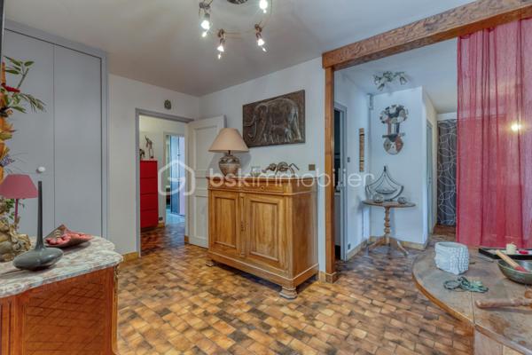 Une propriété rare au cœur d’Échirolles, offrant volumes, intimité et multiples possibilités.

Située dans un secteur central, cette maison de 1967 de plain-pied d’environ 179 m² habitables séduit par sa configuration particulièrement polyvalente : DEUX LOGEMENTS INDEPENDANTS mais COMMUNIQUANTS, un VASTE SOUS-SOL et un JARDIN clos et arboré avec PISCINE.

Le premier logement propose un double salon - salle à manger, une cuisine indépendante, une chambre et une salle d’eau avec WC.
Le second offre de beaux volumes avec cuisine indépendante, cellier, double salon, trois chambres dont DEUX SUITES PARENTALES, une salle d’eau supplémentaire avec WC et une grande VERANDA isolée, ouverte sur le jardin et la piscine.

Les deux parties peuvent être conservées indépendantes ou réunies pour créer une grande maison familiale. Cet aménagement permet d'envisager un logement pour un investissement locatif, la famille ou une activité professionnelle proche tout en ayant une entrée indépendante de son domicile

Un EXTERIEUR QUI FAIT OUBLIER LA VILLE: C’est l’un des véritables atouts de cette propriété : deux accès indépendants et stationnements, un jardin confidentiel, clos et arboré, qui offre une agréable sensation d’intimité malgré la situation centrale. Vous profiterez d'une PISCINE SEMI-ENTERREE CHAUFFEE, ainsi que d'un CARPORT, d'un ABRI BOIS et d'un PUITS pour le jardin.

Le SOUS-SOL d'environ 170 m², dont une partie aménagée, offre un espace exceptionnel pour le stockage, les loisirs, un atelier ou tout autre projet.

Les +: 2 logements indépendants et communicants;  sous-sol d'environ 170 m². piscine chauffée; jardin clos et arboré, sans vis-à-vis marqué; carport, abri bois et puits.

Une maison atypique et évolutive, idéale pour une famille, un projet multigénérationnel ou un investissement.
À découvrir sans tarder, d'autres surprises vous y attendent!