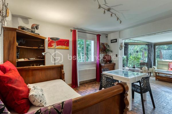 Une propriété rare au cœur d’Échirolles, offrant volumes, intimité et multiples possibilités.

Située dans un secteur central, cette maison de 1967 de plain-pied d’environ 179 m² habitables séduit par sa configuration particulièrement polyvalente : DEUX LOGEMENTS INDEPENDANTS mais COMMUNIQUANTS, un VASTE SOUS-SOL et un JARDIN clos et arboré avec PISCINE.

Le premier logement propose un double salon - salle à manger, une cuisine indépendante, une chambre et une salle d’eau avec WC.
Le second offre de beaux volumes avec cuisine indépendante, cellier, double salon, trois chambres dont DEUX SUITES PARENTALES, une salle d’eau supplémentaire avec WC et une grande VERANDA isolée, ouverte sur le jardin et la piscine.

Les deux parties peuvent être conservées indépendantes ou réunies pour créer une grande maison familiale. Cet aménagement permet d'envisager un logement pour un investissement locatif, la famille ou une activité professionnelle proche tout en ayant une entrée indépendante de son domicile

Un EXTERIEUR QUI FAIT OUBLIER LA VILLE: C’est l’un des véritables atouts de cette propriété : deux accès indépendants et stationnements, un jardin confidentiel, clos et arboré, qui offre une agréable sensation d’intimité malgré la situation centrale. Vous profiterez d'une PISCINE SEMI-ENTERREE CHAUFFEE, ainsi que d'un CARPORT, d'un ABRI BOIS et d'un PUITS pour le jardin.

Le SOUS-SOL d'environ 170 m², dont une partie aménagée, offre un espace exceptionnel pour le stockage, les loisirs, un atelier ou tout autre projet.

Les +: 2 logements indépendants et communicants;  sous-sol d'environ 170 m². piscine chauffée; jardin clos et arboré, sans vis-à-vis marqué; carport, abri bois et puits.

Une maison atypique et évolutive, idéale pour une famille, un projet multigénérationnel ou un investissement.
À découvrir sans tarder, d'autres surprises vous y attendent!