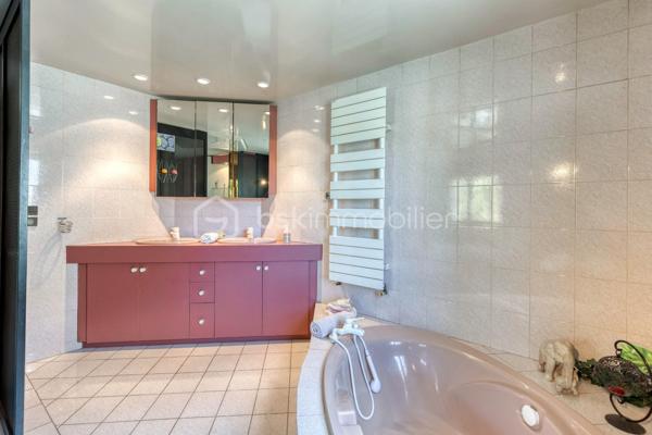 Une propriété rare au cœur d’Échirolles, offrant volumes, intimité et multiples possibilités.

Située dans un secteur central, cette maison de 1967 de plain-pied d’environ 179 m² habitables séduit par sa configuration particulièrement polyvalente : DEUX LOGEMENTS INDEPENDANTS mais COMMUNIQUANTS, un VASTE SOUS-SOL et un JARDIN clos et arboré avec PISCINE.

Le premier logement propose un double salon - salle à manger, une cuisine indépendante, une chambre et une salle d’eau avec WC.
Le second offre de beaux volumes avec cuisine indépendante, cellier, double salon, trois chambres dont DEUX SUITES PARENTALES, une salle d’eau supplémentaire avec WC et une grande VERANDA isolée, ouverte sur le jardin et la piscine.

Les deux parties peuvent être conservées indépendantes ou réunies pour créer une grande maison familiale. Cet aménagement permet d'envisager un logement pour un investissement locatif, la famille ou une activité professionnelle proche tout en ayant une entrée indépendante de son domicile

Un EXTERIEUR QUI FAIT OUBLIER LA VILLE: C’est l’un des véritables atouts de cette propriété : deux accès indépendants et stationnements, un jardin confidentiel, clos et arboré, qui offre une agréable sensation d’intimité malgré la situation centrale. Vous profiterez d'une PISCINE SEMI-ENTERREE CHAUFFEE, ainsi que d'un CARPORT, d'un ABRI BOIS et d'un PUITS pour le jardin.

Le SOUS-SOL d'environ 170 m², dont une partie aménagée, offre un espace exceptionnel pour le stockage, les loisirs, un atelier ou tout autre projet.

Les +: 2 logements indépendants et communicants;  sous-sol d'environ 170 m². piscine chauffée; jardin clos et arboré, sans vis-à-vis marqué; carport, abri bois et puits.

Une maison atypique et évolutive, idéale pour une famille, un projet multigénérationnel ou un investissement.
À découvrir sans tarder, d'autres surprises vous y attendent!