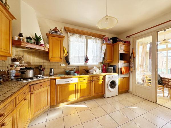 Maison divisée en 2 lots. Meze centre