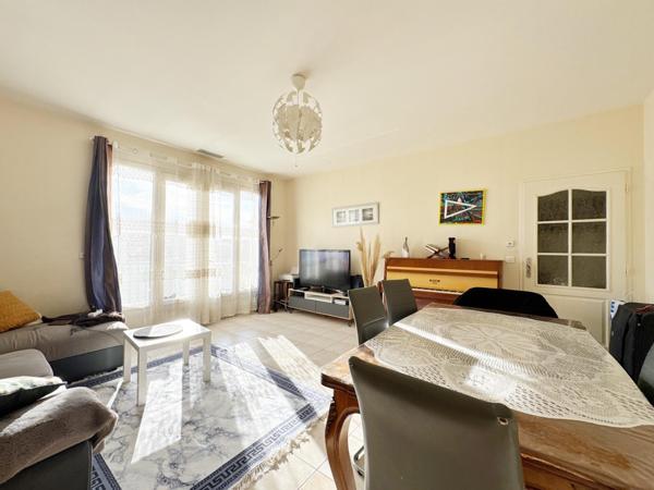 Maison divisée en 2 lots. Meze centre