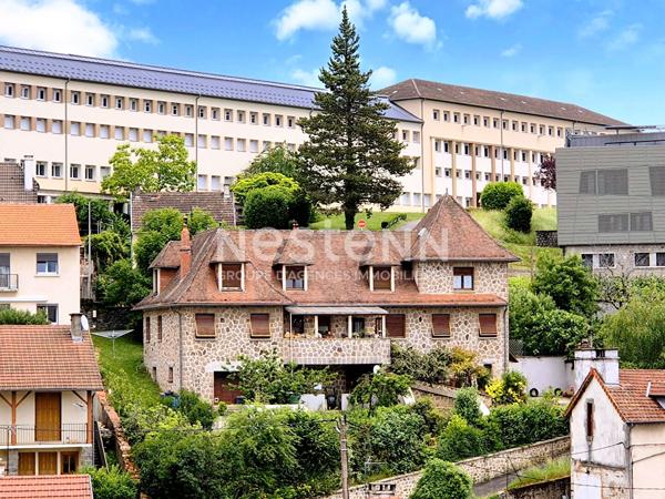 A vendre à Aurillac, à deux pas du centre-ville, Maison 8 pièces d'une surface d'environ 250 m², avec jardin, terrasses et garage.