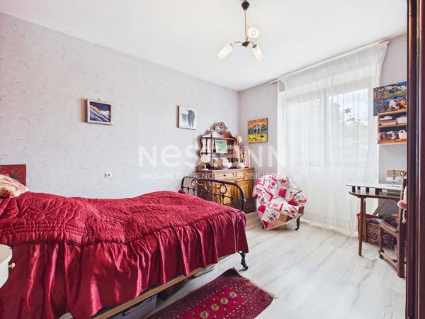 A vendre à Aurillac, à deux pas du centre-ville, Maison 8 pièces d'une surface d'environ 250 m², avec jardin, terrasses et garage.