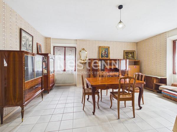 A vendre à Aurillac, à deux pas du centre-ville, Maison 8 pièces d'une surface d'environ 250 m², avec jardin, terrasses et garage.