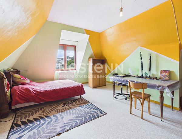 A vendre à Aurillac, à deux pas du centre-ville, Maison 8 pièces d'une surface d'environ 250 m², avec jardin, terrasses et garage.