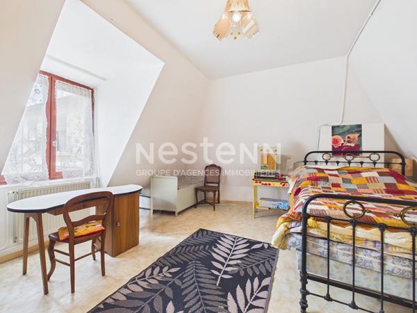 A vendre à Aurillac, à deux pas du centre-ville, Maison 8 pièces d'une surface d'environ 250 m², avec jardin, terrasses et garage.