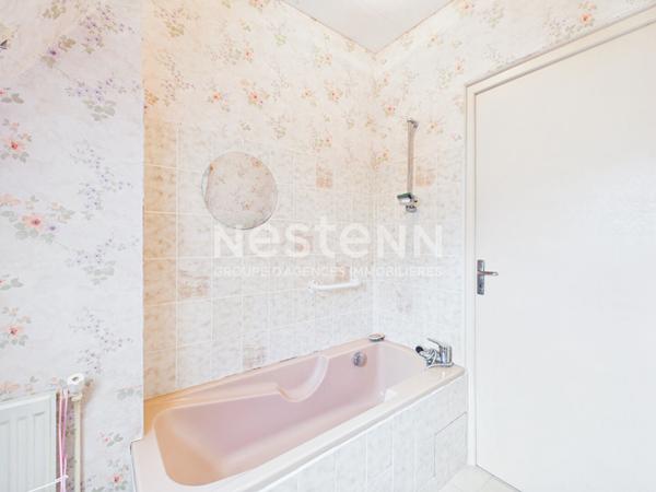 A vendre à Aurillac, à deux pas du centre-ville, Maison 8 pièces d'une surface d'environ 250 m², avec jardin, terrasses et garage.