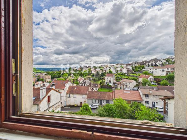 A vendre à Aurillac, à deux pas du centre-ville, Maison 8 pièces d'une surface d'environ 250 m², avec jardin, terrasses et garage.