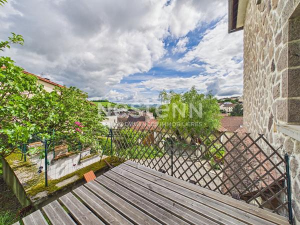 A vendre à Aurillac, à deux pas du centre-ville, Maison 8 pièces d'une surface d'environ 250 m², avec jardin, terrasses et garage.