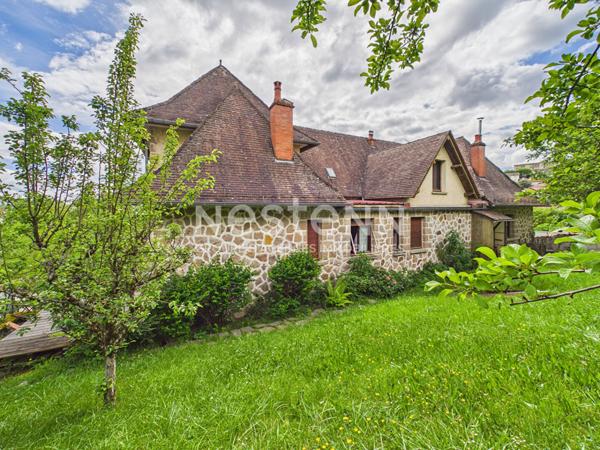 A vendre à Aurillac, à deux pas du centre-ville, Maison 8 pièces d'une surface d'environ 250 m², avec jardin, terrasses et garage.