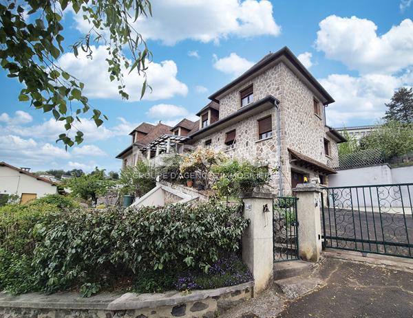 A vendre à Aurillac, à deux pas du centre-ville, Maison 8 pièces d'une surface d'environ 250 m², avec jardin, terrasses et garage.
