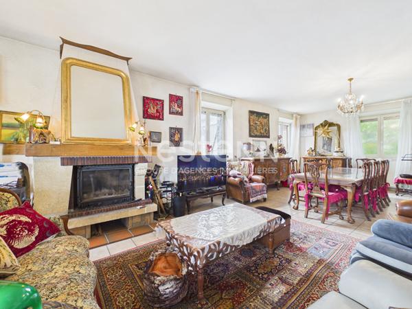 A vendre à Aurillac, à deux pas du centre-ville, Maison 8 pièces d'une surface d'environ 250 m², avec jardin, terrasses et garage.