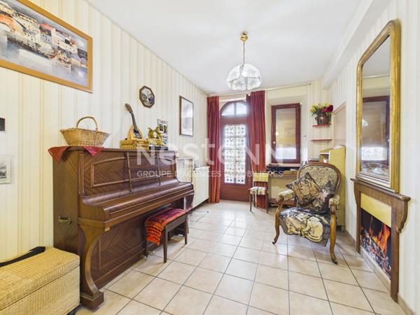 A vendre à Aurillac, à deux pas du centre-ville, Maison 8 pièces d'une surface d'environ 250 m², avec jardin, terrasses et garage.