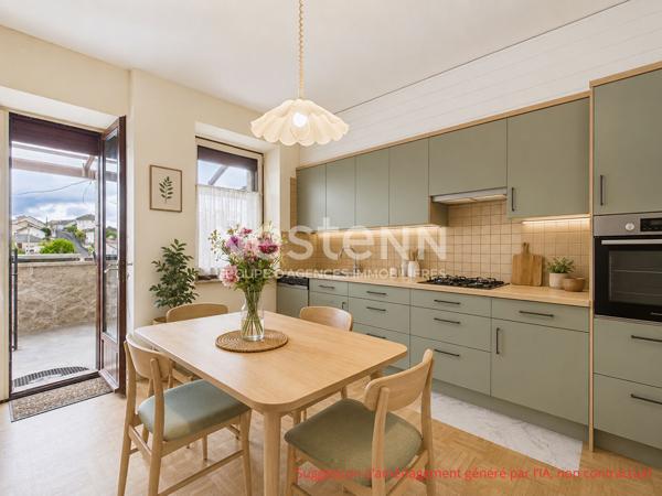 A vendre à Aurillac, à deux pas du centre-ville, Maison 8 pièces d'une surface d'environ 250 m², avec jardin, terrasses et garage.