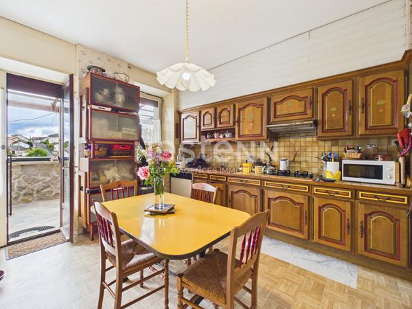 A vendre à Aurillac, à deux pas du centre-ville, Maison 8 pièces d'une surface d'environ 250 m², avec jardin, terrasses et garage.