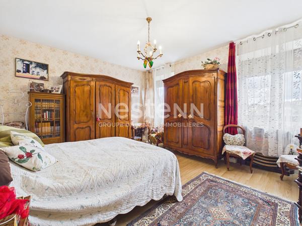 A vendre à Aurillac, à deux pas du centre-ville, Maison 8 pièces d'une surface d'environ 250 m², avec jardin, terrasses et garage.