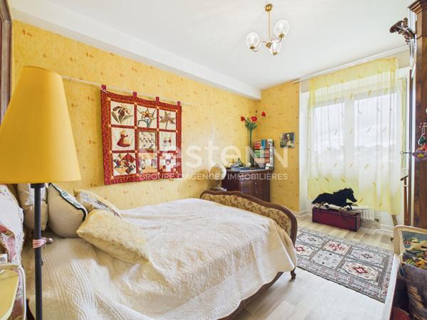 A vendre à Aurillac, à deux pas du centre-ville, Maison 8 pièces d'une surface d'environ 250 m², avec jardin, terrasses et garage.