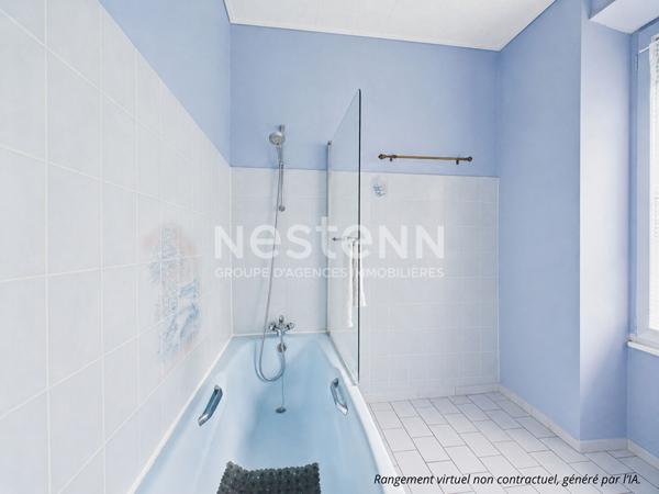 A vendre à Aurillac, à deux pas du centre-ville, Maison 8 pièces d'une surface d'environ 250 m², avec jardin, terrasses et garage.