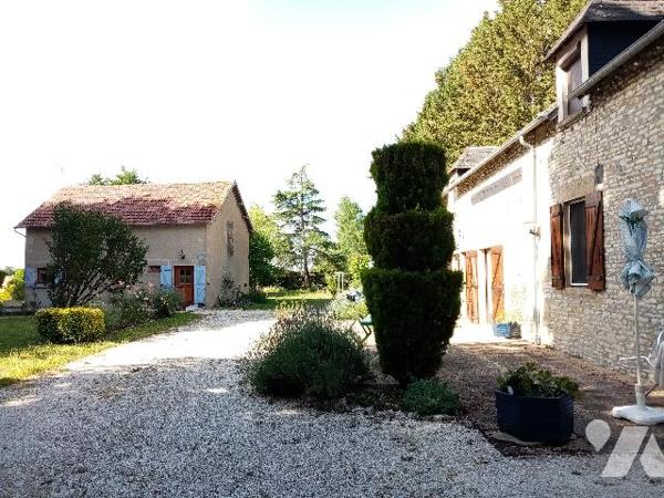TRES BELLE PROPRIETE AVEC PARC ARBORE CLOS
