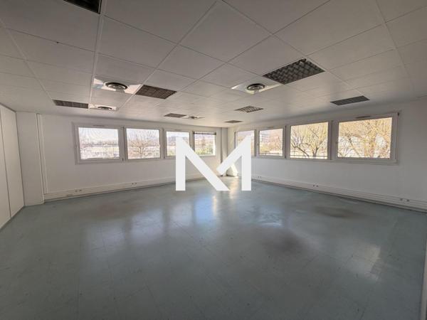 CROLLES - RUE LOUIS NEEL - LOCAL A USAGE DE BUREAUX A LOUER 95 m² | Premium Immobilier
