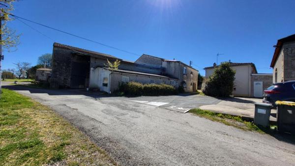 33220  proche Pineuilh Maison de 158 m² dépendances pierres  sur parcelle 7645m²