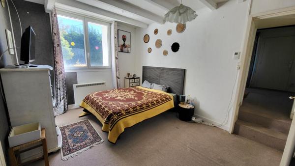 33220  proche Pineuilh Maison de 158 m² dépendances pierres  sur parcelle 7645m²