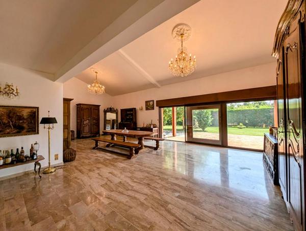 Maison 14 pièces de 604 m2 habitables sur terrain de 7440 m²