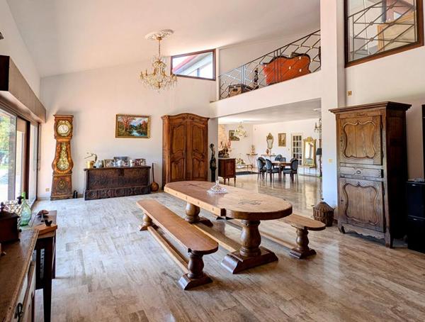 Maison 14 pièces de 604 m2 habitables sur terrain de 7440 m²