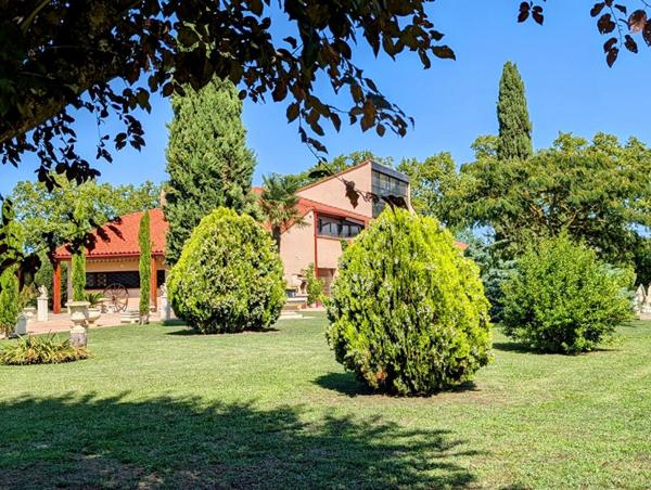 Maison 14 pièces de 604 m2 habitables sur terrain de 7440 m²