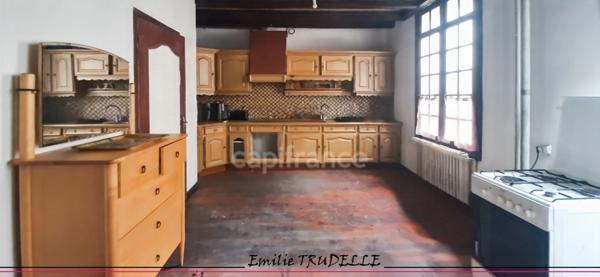 Maison à vendre 8 pièces SAINT CALAIS (72) Ensemble immobilier à fort potentiel : local commercial + appartement en duplex avec patio