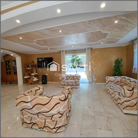 Beau pavillon moderne avec de beaux volumes et grand terrain !