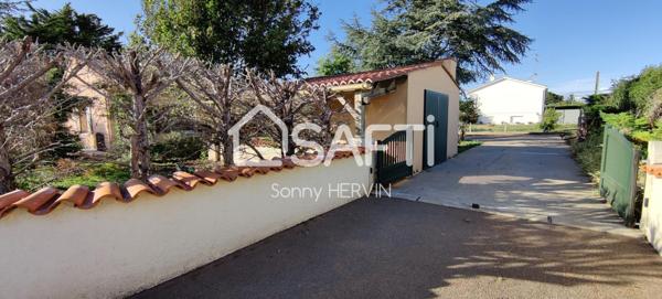 Garage sur terrain d'environ 400m²