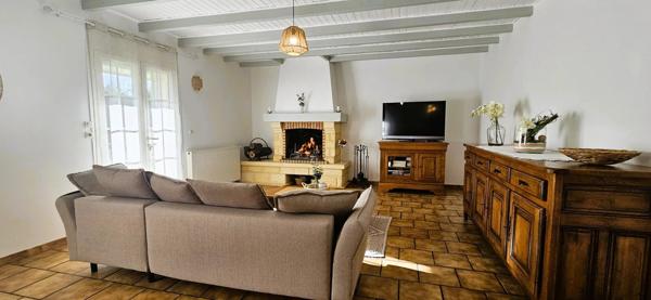Maison de caractère en pierres, 140 m2 habitables, 3 chambres, hangar sur terrain clos