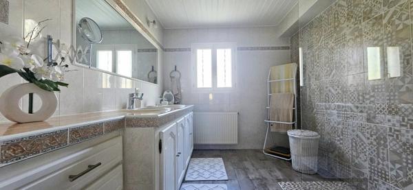 Maison de caractère en pierres, 140 m2 habitables, 3 chambres, hangar sur terrain clos