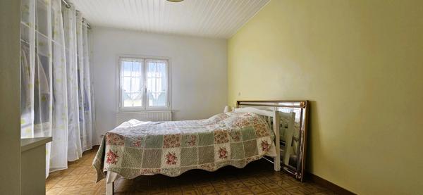 Maison de caractère en pierres, 140 m2 habitables, 3 chambres, hangar sur terrain clos