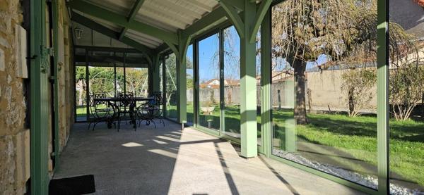 Maison de caractère en pierres, 140 m2 habitables, 3 chambres, hangar sur terrain clos