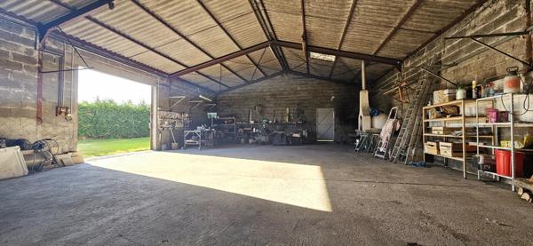 Maison de caractère en pierres, 140 m2 habitables, 3 chambres, hangar sur terrain clos