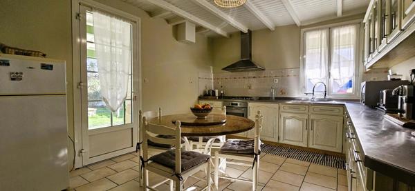 Maison de caractère en pierres, 140 m2 habitables, 3 chambres, hangar sur terrain clos