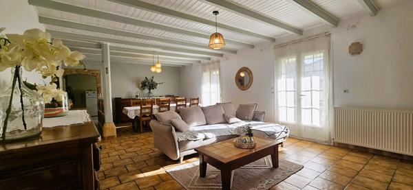 Maison de caractère en pierres, 140 m2 habitables, 3 chambres, hangar sur terrain clos