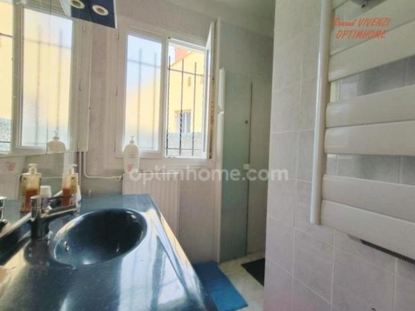 Maison de plain-pied sur 3 faces avec garage à Prades