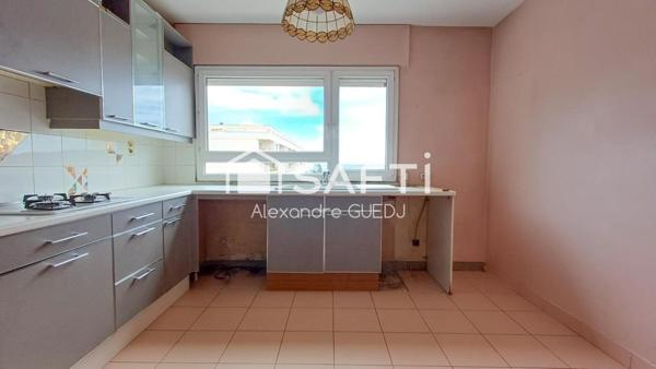 GRAND APPARTEMENT EN ETAGE ELEVE, PARKING PRIVE ET CAVE