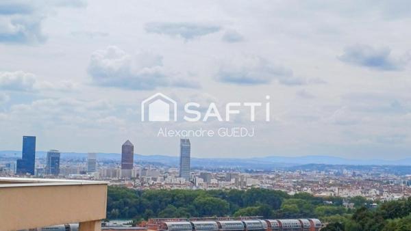 GRAND APPARTEMENT EN ETAGE ELEVE, PARKING PRIVE ET CAVE