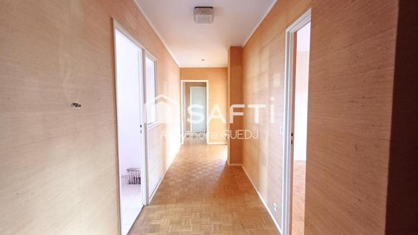 GRAND APPARTEMENT EN ETAGE ELEVE, PARKING PRIVE ET CAVE