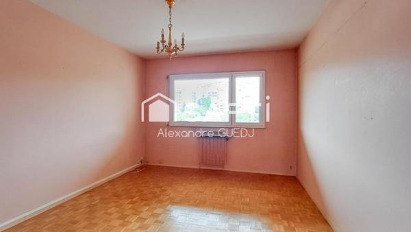 GRAND APPARTEMENT EN ETAGE ELEVE, PARKING PRIVE ET CAVE